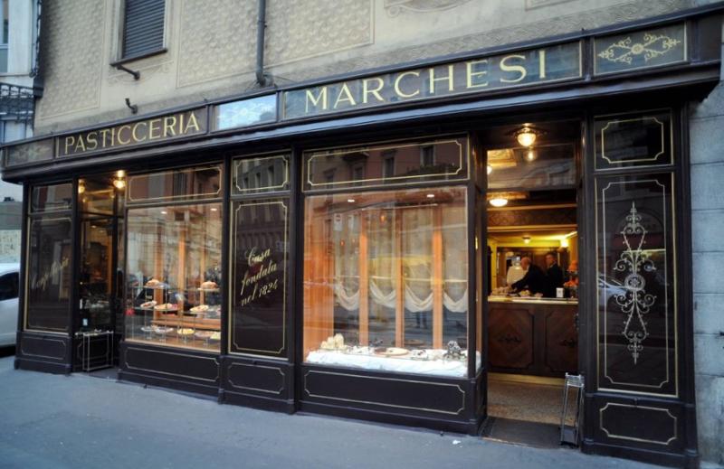 PASTICCERIA MARCHESI La Pasticceria Marchesi di S. Maria alla Porta, ora anche in via Montenapoleone, è dal 1824 la Pasticceria di Milano per antonomasia. Con quasi 200 anni di storia è diventata a pieno titolo uno dei simboli di Milano. Un milanese vero non può non conoscerla e non aver varcato almeno una volta la soglia d'ingresso. La sua storia rappresenta la sintesi perfetta tra tradizione e creatività. Gestita da Angelo Marchesi, il nipote del fondatore, il locale è un punto di incontro per i clienti che si danno appuntamento allo storico bancone del bar per gustare un ottimo espresso o selezionare i dolci per celebrare momenti importanti. Le ricette di prodotti classici come il Panettone o l'Amor Polenta, sono realizzate secondo la tradizione. L’intera produzione dei dolci, delle varianti di brioche e di cioccolato e praline si svolge sotto lo sguardo vigile e attento della famiglia, a garanzia dell’eccellenza dei propri prodotti. Nel corso degli anni Marchesi ha sviluppato competenze uniche nelle tecniche di lavorazione del cioccolato, reinventando materia e ricette per creare prodotti di alta pasticceria che rispettano ed esaltano la materia prima. PASTICCERIA MARCHESI. Via S. Maria alla Porta 11/a Milano Tel. 02/862770 / 02.876730 Pasticceria Marchesi nuova apertura. Via Monte Napoleone 9 Milano Tel. 02/76008238 www.pasticceriamarchesi.com