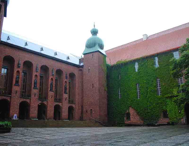 Il Municipio di Stoccolma si affaccia sul lago Mälaren. È celebre anche perché vi si tiene il grandioso ricevimento dei premi Nobel Il Municipio di Stoccolma si affaccia sul lago Mälaren. È celebre anche perché vi si tiene il grandioso ricevimento dei premi Nobel