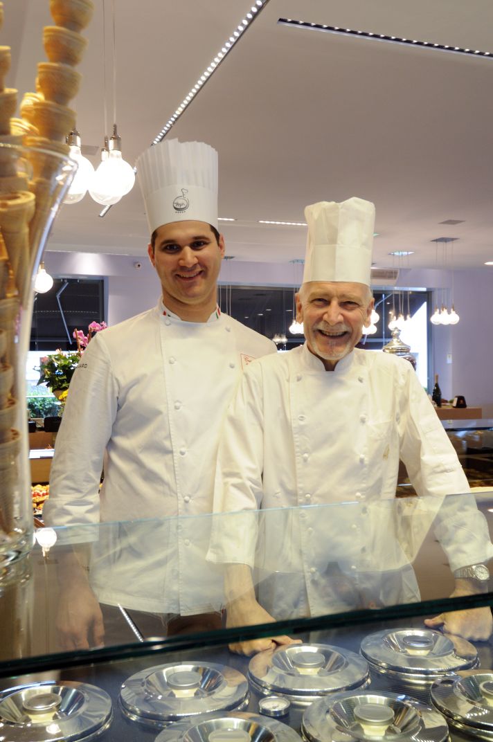 MARTESANA MILANO Martesana Milano, in via Cagliero 14, è una pasticceria artigianale fondata nel lontano 1966, quando ancora le acque del naviglio milanese scorrevano a vista. Da allora è sempre stata gestita seguendo pochi ma fondamentali principi: la ricerca del gusto, di creatività e bellezza. La pasticceria, gestita da Vincenzo Santoro vede come capo pasticcere Davide Comaschi, campione mondiale di cioccolateria nel 2013 e pasticciere dell’anno a Parigi nel 2014. I dolci imperdibili: Martesana, torta paradiso con crema pasticcera. MARTESANA MILANO. Via Cagliero, 14 Milano. Tel. 02/66986634 www.martesanamilano.com