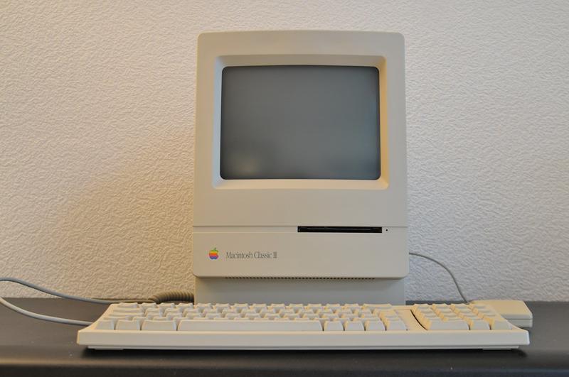 Apple Macintosh Classic II   20090108