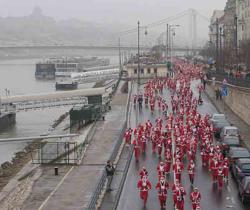 La corsa dei Babbi Natale a Budapest