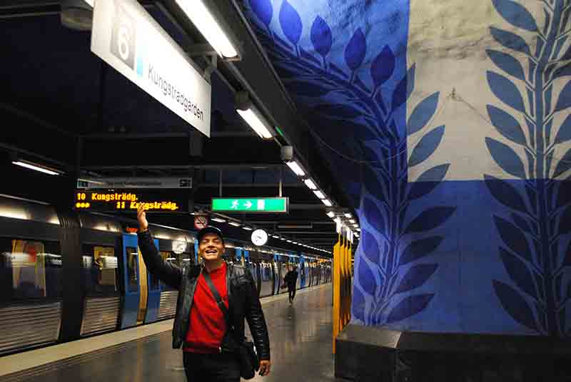 Igor Righetti nella metropolitana di Stoccolma che si caratterizza per le sue stazioni artistiche con graffiti, neon, affreschi, decorazioni piastrellate e fermate caverna Igor Righetti nella metropolitana di Stoccolma che si caratterizza per le sue stazioni artistiche con graffiti, neon, affreschi, decorazioni piastrellate e fermate caverna