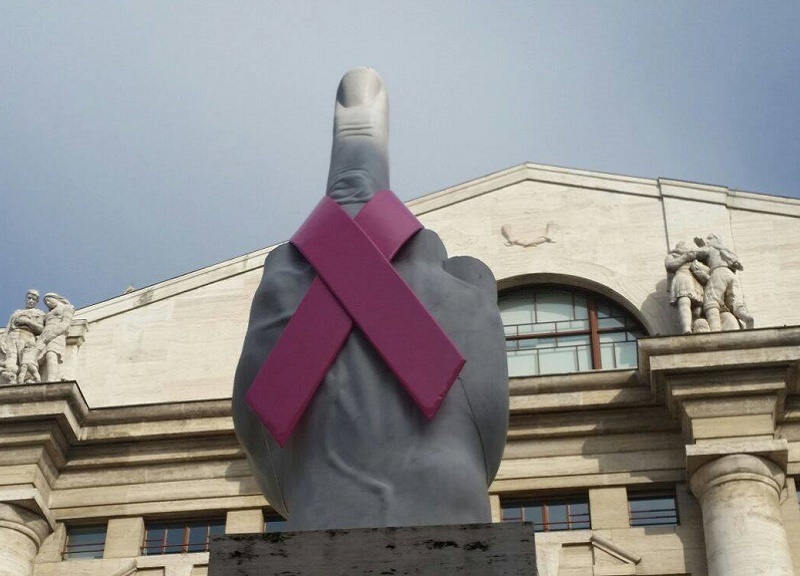 Il "dito medio" di Maurizio Cattelan con il nastro rosa della Lilt