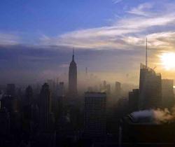 Usa, nebbia sul cielo di New York