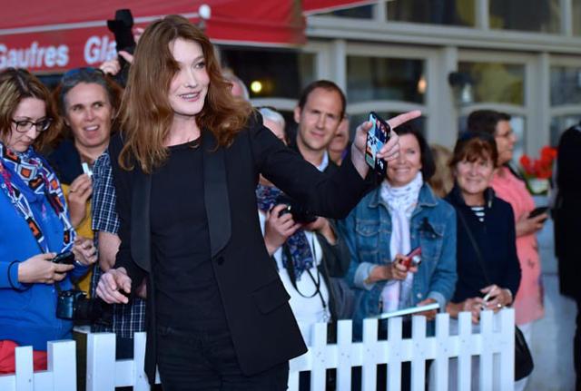 Carla Bruni Sarkozy al photocall del Festival di Cabourg