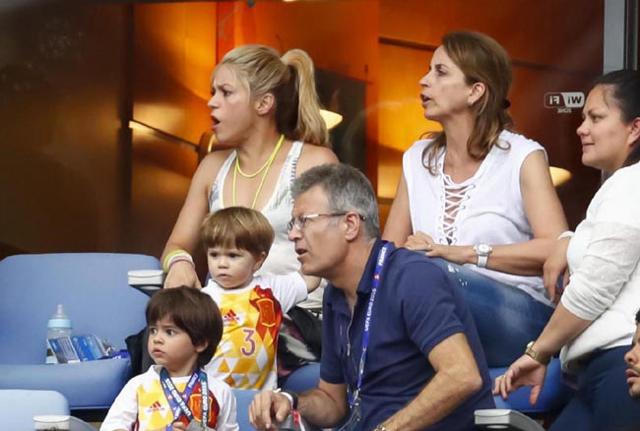 Europei 2016, Shakira in tribuna con i figli Milan e Sasha