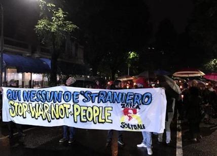 Profughi in Caserma Montello, manifestazioni pro e contro