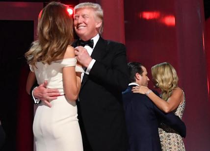 Trump, la moglie Melania in abito bianco. Il lato b colpisce ancora. FOTO
