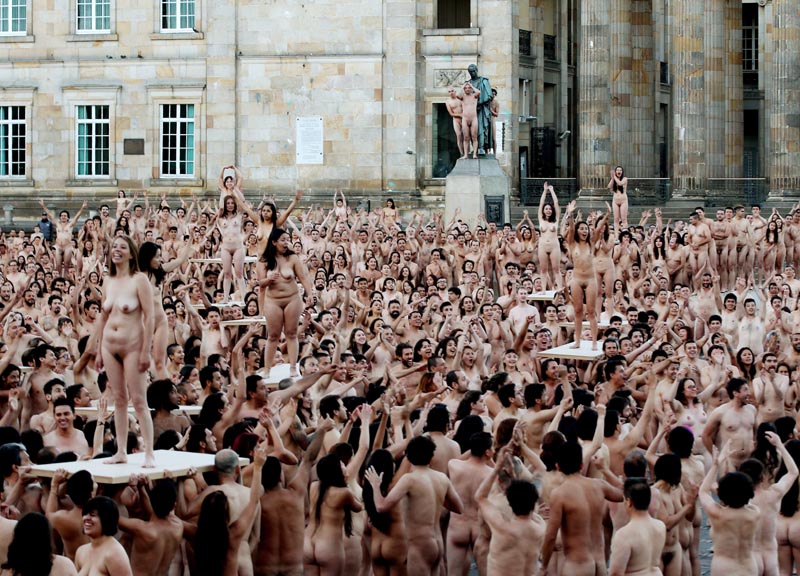Tutti Nudi In Piazza Per La Foto Dell Artista Spencer Tunick Immagini