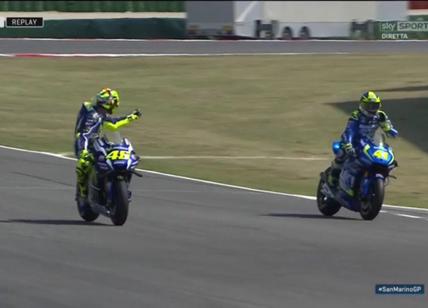 MotoGp, Valentino Rossi: lite 'vaffa', dito medio con Espargaro a Misano