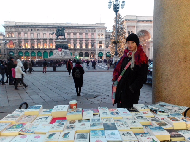 Liisi da sola, alla bancarella di Natale 2017 in Piazza Duomo