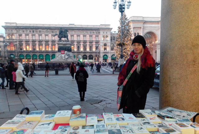 Liisi da sola, alla bancarella di Natale 2017 in Piazza Duomo