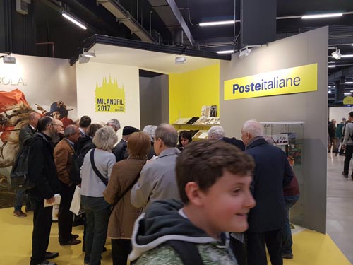 Folla allo stand di Poste Italiane a Milanofil 2017, la rassegna filatelica più attesa, che compie 30 anni.