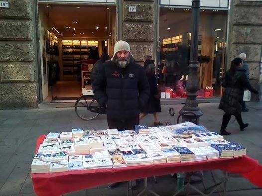 Giuseppe alla sua bancarella in Piazza del Duomo a Natale 2016