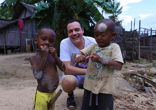 Igor Righetti tra due bambini che, nonostante la grande povertà, non hanno perso la serenità