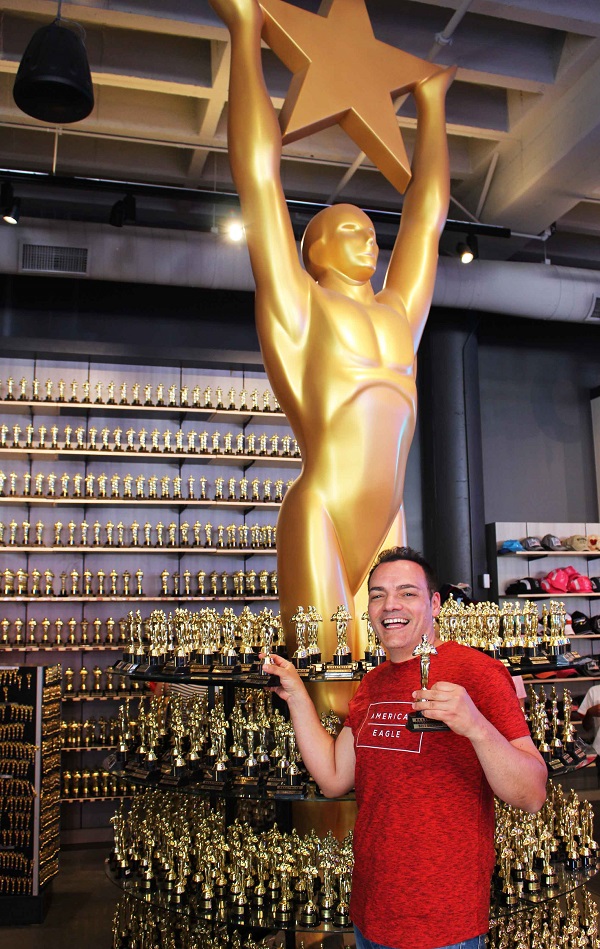 Igor Righetti con le statuette degli Oscar in un negozio di souvenirs di Hollywood boulevard. Foto Grigore Scutari