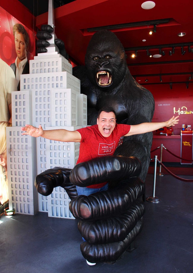 King Kong afferra Igor Righetti davanti al museo delle cere Madame Tussauds. Foto Grigore Scutari