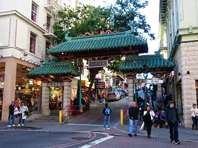 La  porta del drago  dalla quale si accede alla Chinatown di San Francisco, la più antica e numerosa comunità cinese degli Stati