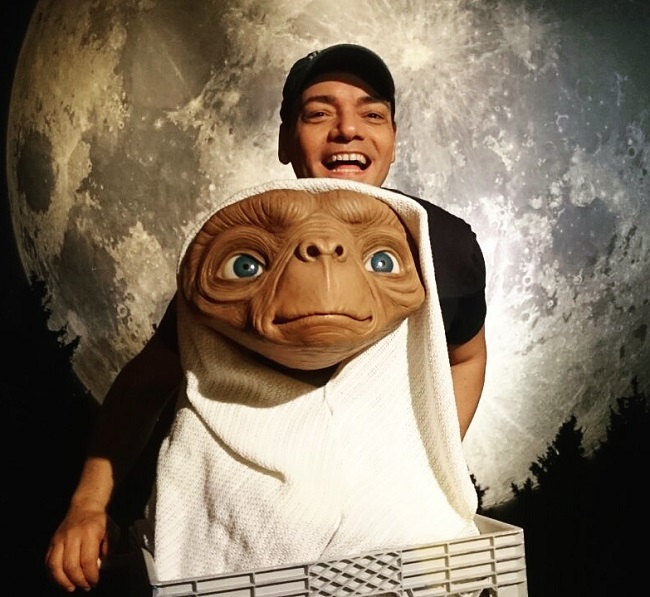 Igor Righetti in bicicletta con E.T. nel cestino al museo Madame Tussauds. Foto Grigore Scutari