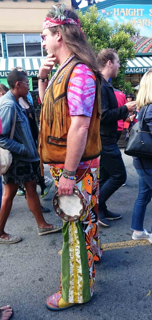 Un  figlio dei fiori  un po' attempato nel quartiere di Haight Ashbury.  Foto Grigore Scutari