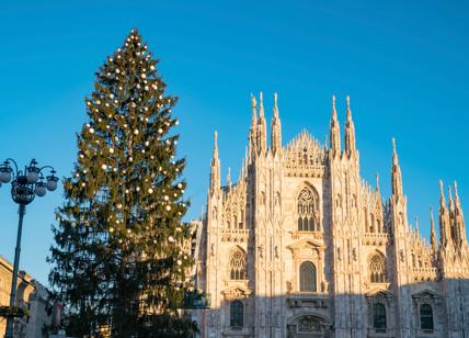 Albero di Natale di Piazza del Duomo si accende col Coro dei Piccoli Cantori