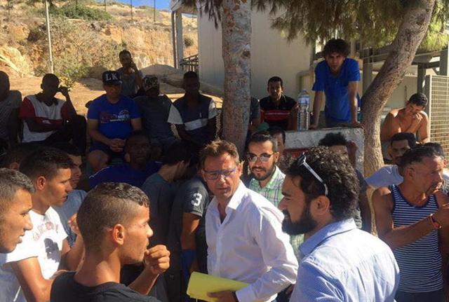 L'eurodeputato Angelo Ciocca in visita al centro di prima accoglienza di Lampedusa il 4 settembre