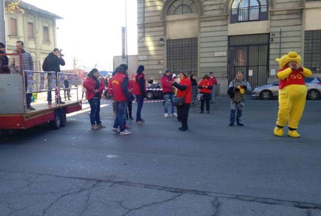 Circensi bloccano piazza Lodi