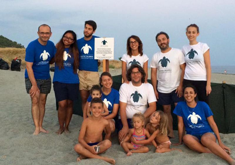 I volontari dell'Associazione Caretta Calabria Conservation. I volontari dell'Associazione Caretta Calabria Conservation.