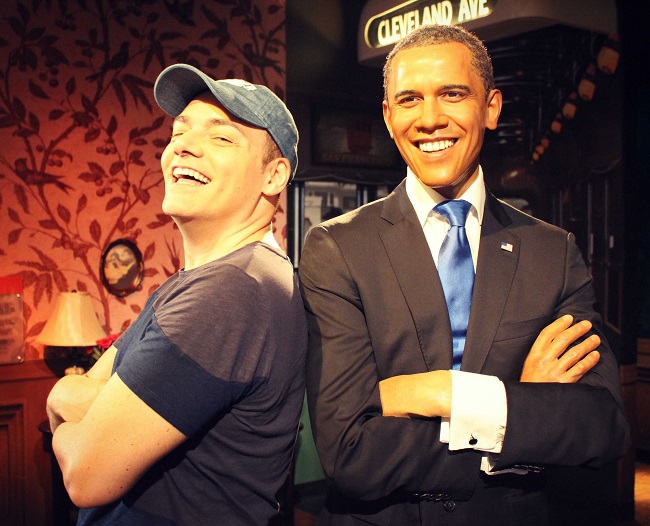 Igor Righetti in posa con la statua di cera di Barack Obama nel museo  Madame Tussauds. Foto Grigore Scutari