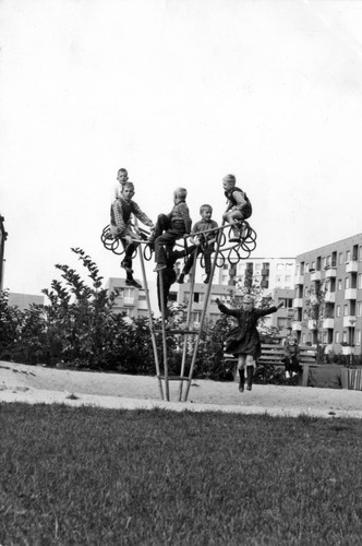 Bambini al campo giochi del quartiere Missaglia (1970)