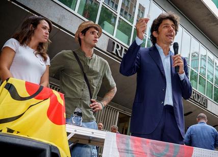 Marco Cappato distribuisce cannabis davanti alla Regione: denunciato da Digos