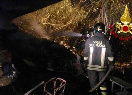 Carbonizzato nella baracca: i pompieri trovano il corpo spegnendo un incendio