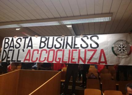 Immigrazione, irruzione di CasaPound in consiglio a Monza: "Squadrismo"