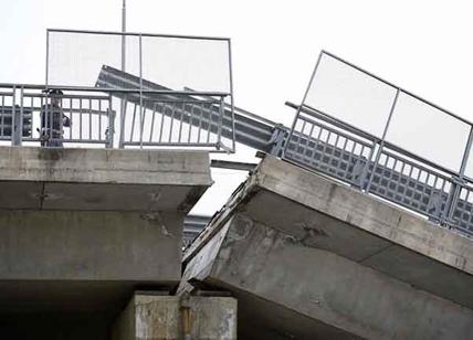 Fossano, crollo del ponte della tangenziale: schiacciata un'auto carabinieri