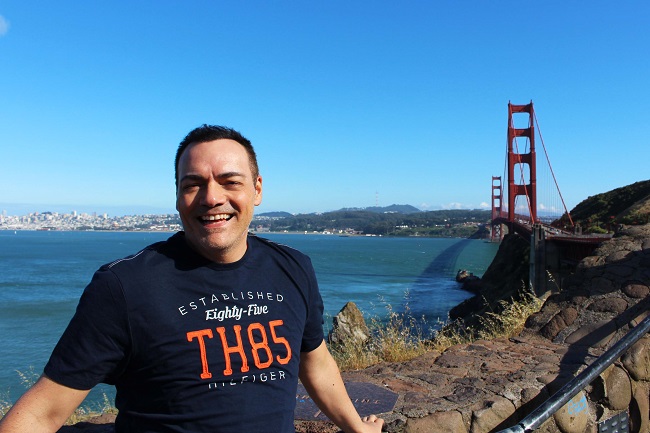 Il Golden Gate Bridge ( ponte dell'ingresso dorato ) simbolo della città. Ogni anno viene ridipinto con il caratteristico colore