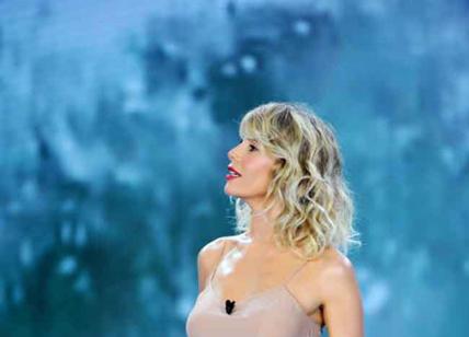 Alessia Marcuzzi all'Isola dei Famosi. Bettarini la solleva e il miniabito... Alessia Marcuzzi all'Isola dei Famosi. Bettarini la solleva e il miniabito...