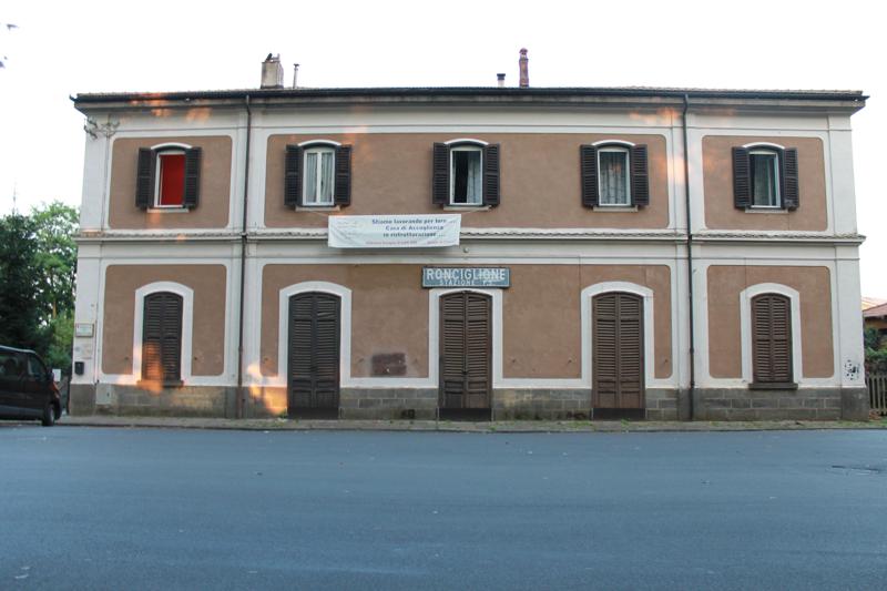La stazione di Ronciglione, in provincia di Viterbo, la cui stazione ferroviaria impresenziata è stata concessa in comodato d'uso gratuito all’Associazione “Cuore di Mamma”. La stazione di Ronciglione, in provincia di Viterbo, la cui stazione ferroviaria impresenziata è stata concessa in comodato d'uso gratuito all’Associazione “Cuore di Mamma”.