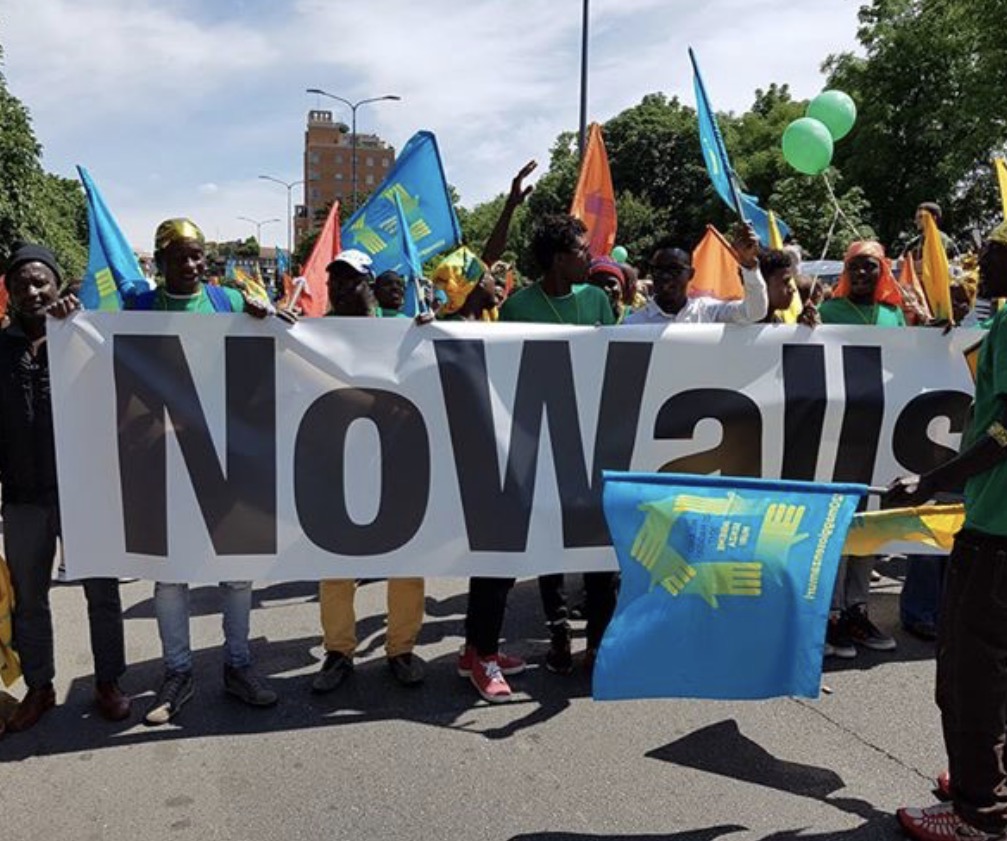 Migranti, marcia "Insieme senza muri". Migliaia di persone in piazza