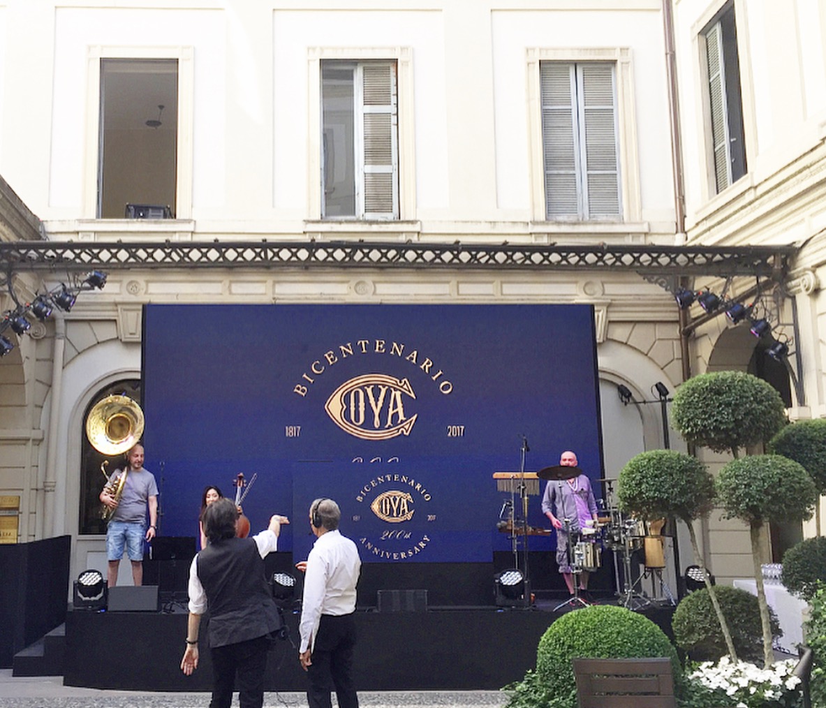 Milano, grande festa in Montenapoleone per il compleanno di Cova