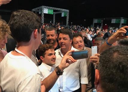 Sala parla da leader (a Renzi). Pochi applausi, molti contenuti
