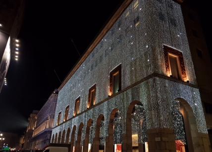 Natale, Milano s’illumina dal centro alla periferia, ma con sobrietà