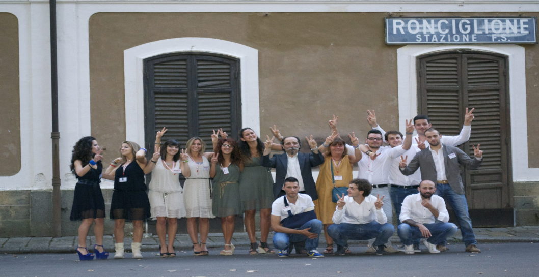 I volontari dell’Associazione “Cuore di Mamma” davanti alla stazione di Ronciglione. I volontari dell’Associazione “Cuore di Mamma” davanti alla stazione di Ronciglione.