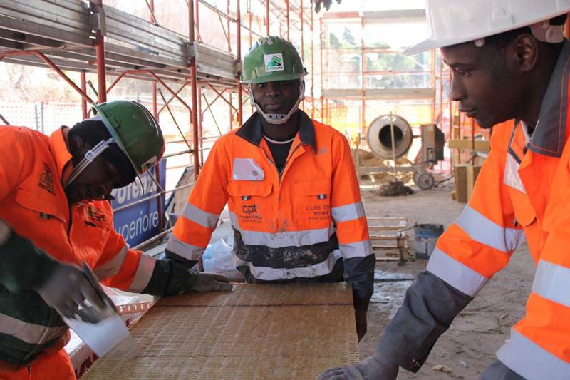 Alcuni richiedenti asilo lavorano alla ristrutturazione dell'ex scalo merci della stazione di Potenza Superiore. Alcuni richiedenti asilo lavorano alla ristrutturazione dell'ex scalo merci della stazione di Potenza Superiore.