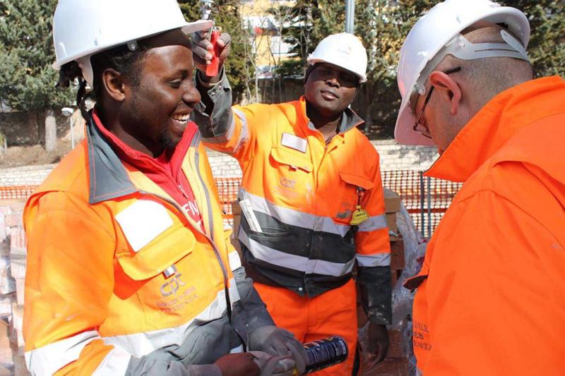Alcuni richiedenti asilo lavorano alla ristrutturazione dell'ex scalo merci della stazione di Potenza Superiore. Alcuni richiedenti asilo lavorano alla ristrutturazione dell'ex scalo merci della stazione di Potenza Superiore.
