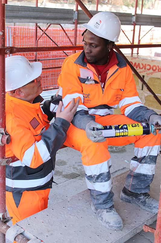 Un richiedente asilo lavora alla ristrutturazione dell'ex scalo merci della stazione di Potenza Superiore. Un richiedente asilo lavora alla ristrutturazione dell'ex scalo merci della stazione di Potenza Superiore.