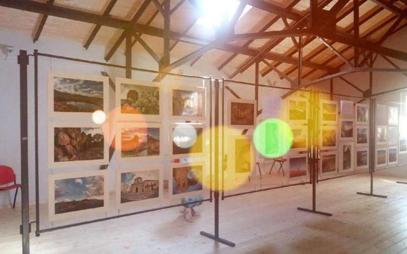 Lo spazio riservato agli artisti al primo piano di ScambioLoGiCo, nella stazione di Potenza Superiore. Lo spazio riservato agli artisti al primo piano di ScambioLoGiCo, nella stazione di Potenza Superiore.