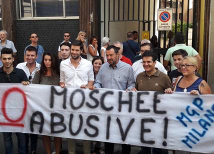 Milano, Salvini nella "moschea abusiva" di via Cavalcanti: Comune se ne frega