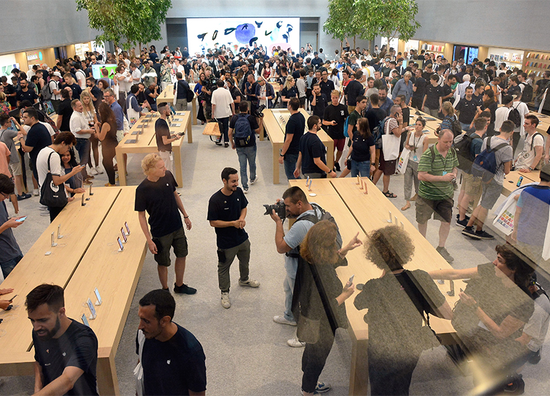 Apple Store a Milano in Piazza Liberty apertura inaugurazione al pubblico ape