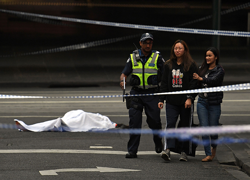 Australia assalto in strada con il coltello a Melbourne ape 17