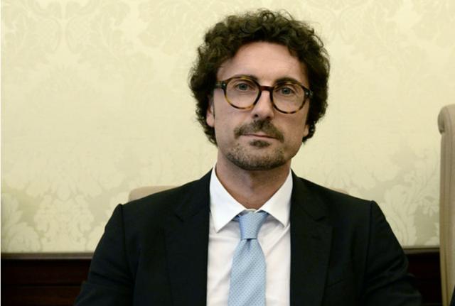 SCHIAFFO 4 - Danilo Toninelli, ministro dei Trasporti. Perché non si affida maggiormente al suo staff per la Comunicazione, che sicuramente gli avrà suggerito di contare fino a dieci prima di parlare e fino a cento prima di postare sui social? 